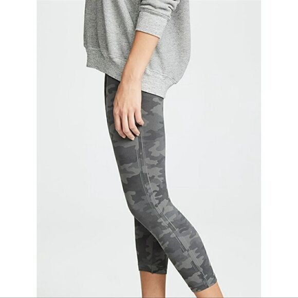 Spanx Look At me Now Camo Grey Seamless Cropped Leggings. Size Lg. - Picture 2 of 10